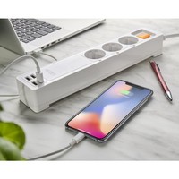Slimme stekkerdoos met 3 contacten en 4 USB poorten