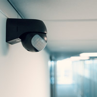 PIR Bewegungsmelder mit Dämmerungsschalter 180° Reichweite 12 Meter Maximal 400 Watt Aufputz Farbe Schwarz IP44