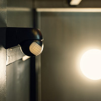 PIR Bewegungsmelder mit Dämmerungsschalter 180° Reichweite 12 Meter Maximal 400 Watt Aufputz Farbe Schwarz IP44