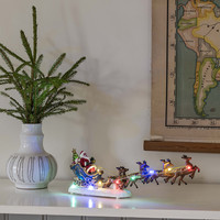 Weihnachtsfigur für drinnen - Weihnachtsmann im Schlitten - 14 x 36 cm