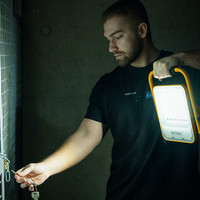 LED Arbeitsscheinwerfer 50 Watt 6400K - Kippbarer Baustrahler mit Akku - 4 Lichtmodi - IP65 wasserdicht
