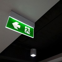 LED Noodverlichting met accu - 4 in 1 montagemogelijkheden - 6000K Lichtkleur - Incl. 4 pictogrammen met vluchtwegaanduiding - 30 meter zichtbaar