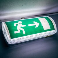 LED Noodverlichting met accu - Test knop - Afstandsbediening - Wand-/plafondmontage - 3 Watt - 6400K - IP65 Spatwaterdicht - Incl. pictogram met vluchtwegaanduiding
