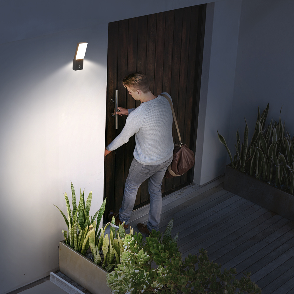 Selby - LED wandlamp met bewegingssensor - Incl. schemersensor - IP65 waterdicht - 780 lumen - 3000K warm wit licht - 10 watt - Zwart - Buitenlamp - 5