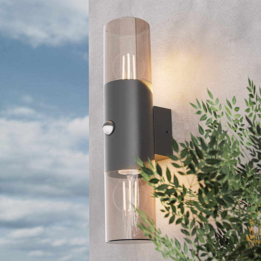 Blaze PIR LED wandlamp smoked glas - Schemer- en bewegingssensor - ex. E27 lichtbronnen - max. 15 Watt - Up & Down light - Muurlamp - Muurverlichting
