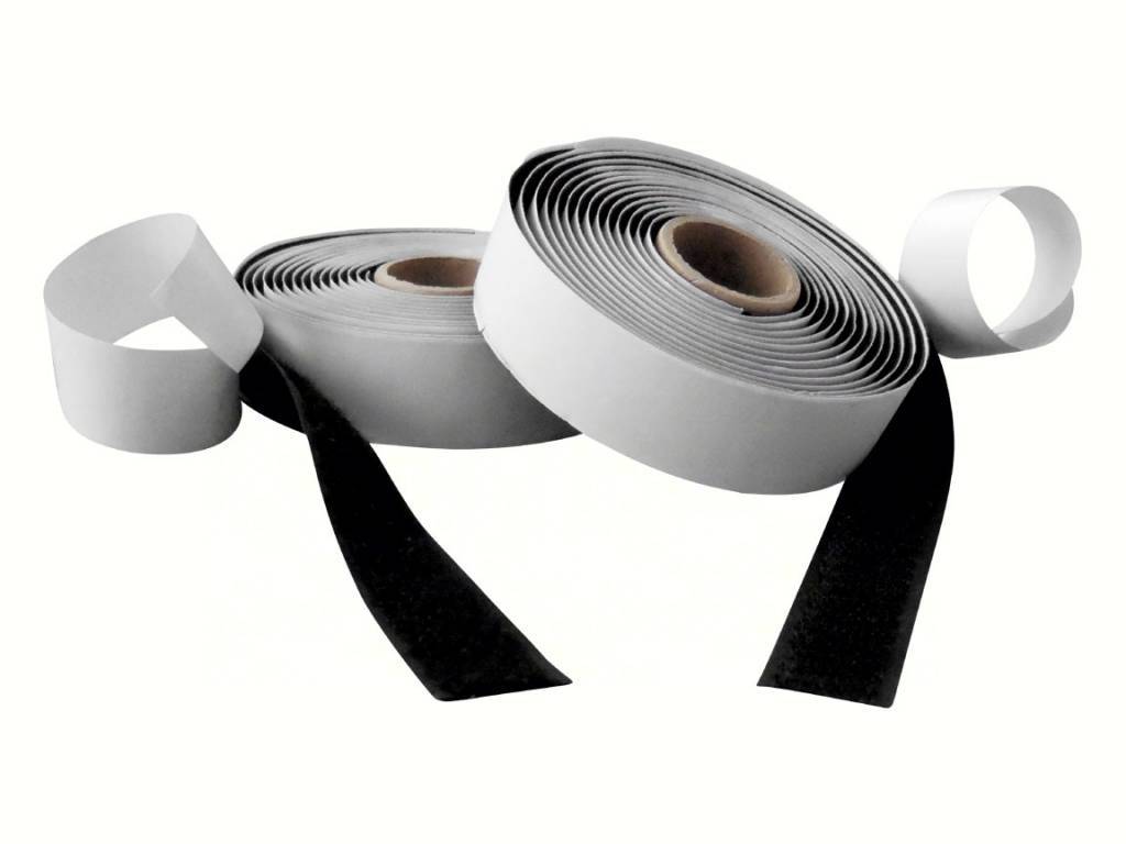 roltrap verslag doen van strip wit klittenband zelfklevend met plakstrip 20 mm. - Klittenband-outlet.nl