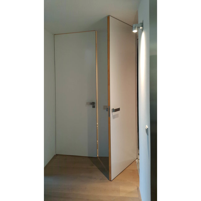 Massieve kamerhoge deuren