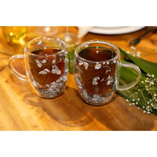 Aulica Dubbele Wand Theekopjes 350 ml – Zilveren Bloemen (Set van 2) Aulica Dubbele Wand Theekopjes 350 ml – Zilveren Bloemen (Set van 2)