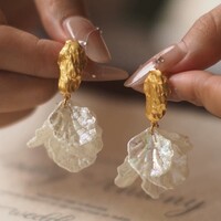 Witte Zeemeermin Staart Oorbellen – Verguld