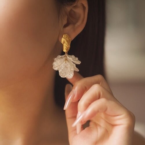 Witte Zeemeermin Staart Oorbellen – Verguld