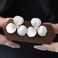 Gardenia Oorstekers – Vintage Witte Bloem