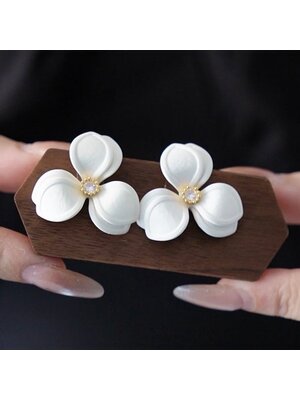 Gardenia Oorstekers – Vintage Witte Bloem