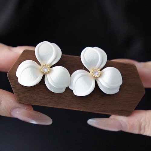 Gardenia Oorstekers – Vintage Witte Bloem