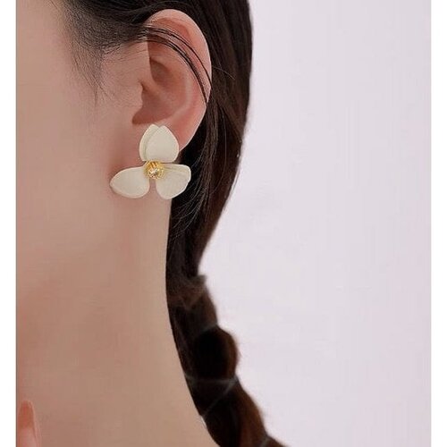 Gardenia Oorstekers – Vintage Witte Bloem