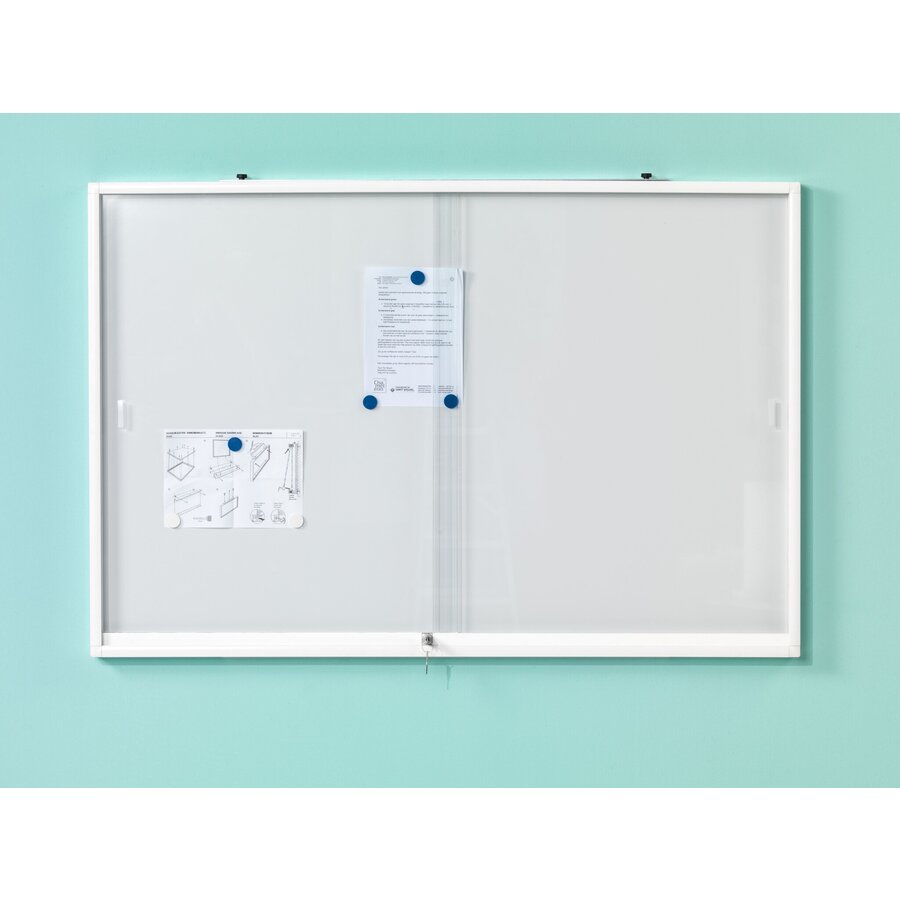 Binnenvitrine wit met plexiglazen schuifdeuren, 67 x 127 cm.-1