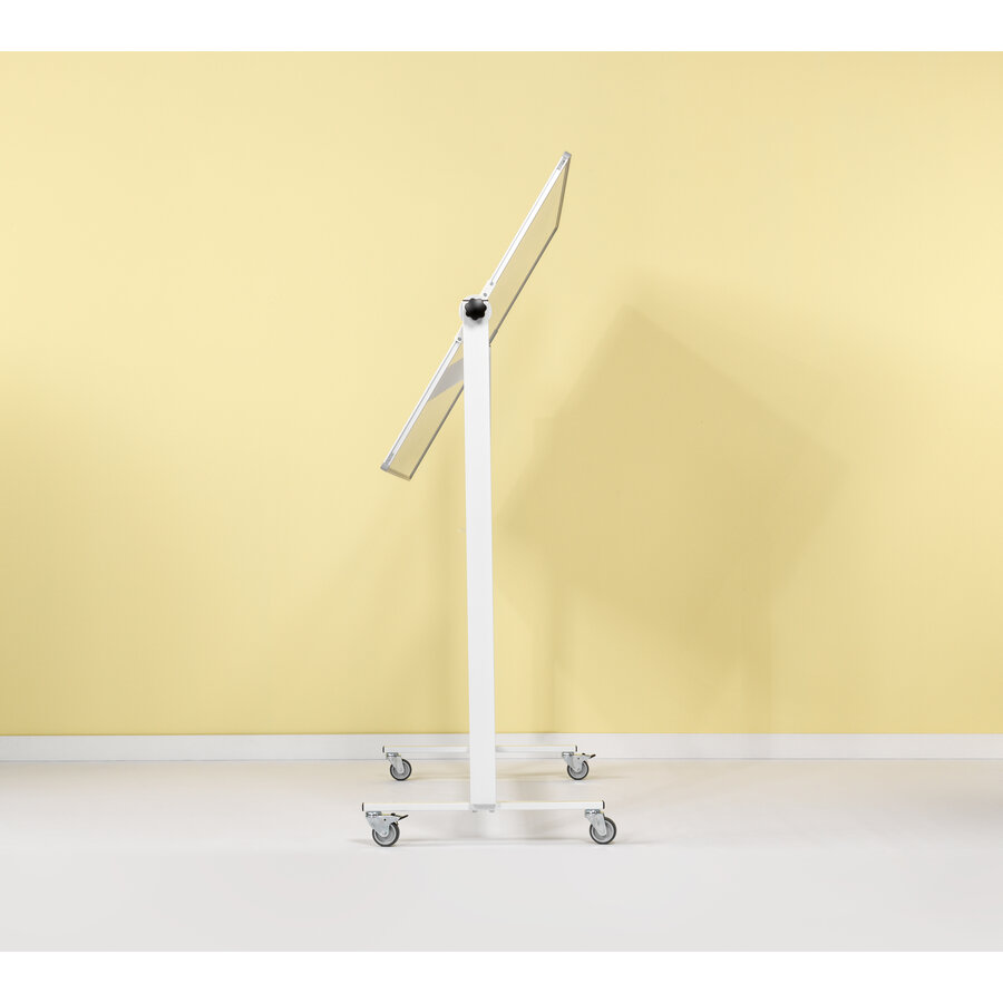 Kantelbaar groen email stalen krijtbord op wielen en frame, afmeting 120 x 150 cm.-3