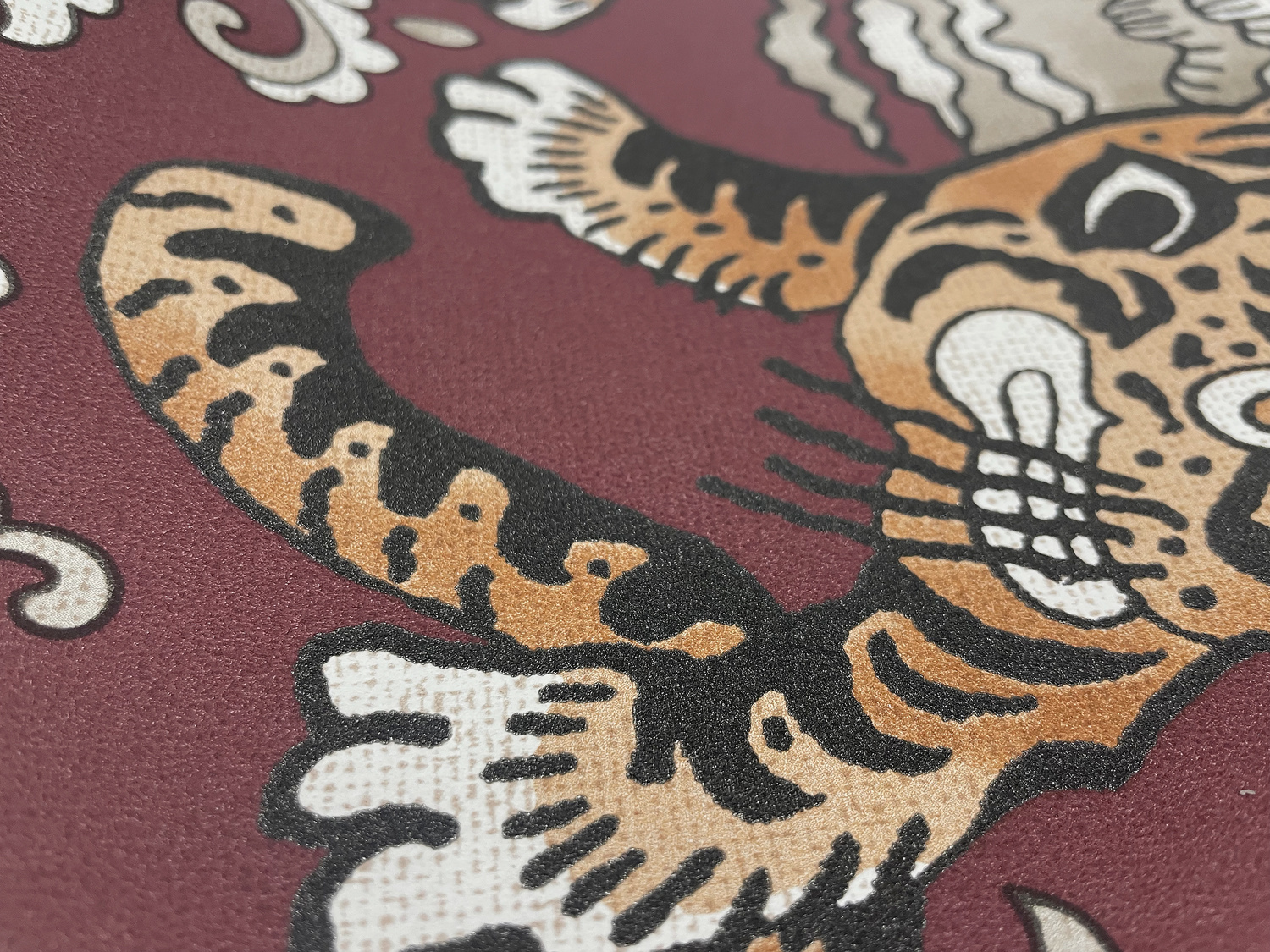 Dutch Wallcoverings Khalili - Tora Maroon - Bordeaux/Oranje afbeelding