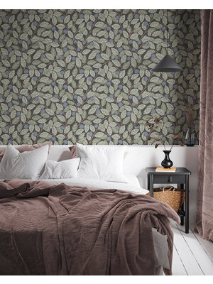 Dutch Wallcoverings Klara & Tove - Blåbär Big Dark Blue - Bruin/Groen/Blauw Dutch Wallcoverings Klara & Tove - Blåbär Big Dark Blue - Bruin/Groen/Blauw