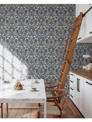 Dutch Wallcoverings Klara & Tove - Äng Dark Blue - Donkerblauw Dutch Wallcoverings Klara & Tove - Äng Dark Blue - Donkerblauw