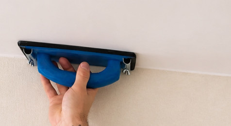 Plafond schuren met schuurgaas en daarna stofvrij maken