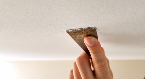 Gaten en scheuren in het plafond vullen met muurvuller