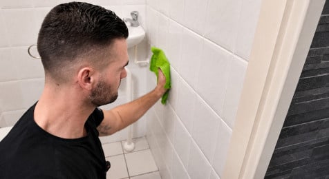 Stap 3 bij geglazuurde tegels verven: matteer, stof af en dek de ruimte af