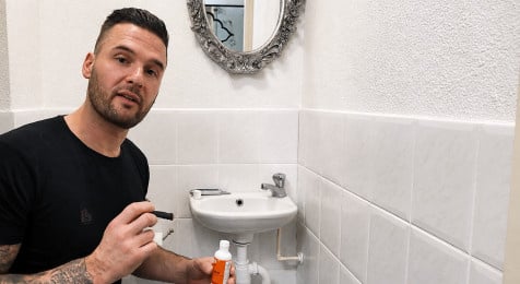 Stap 2 bij geglazuurde tegels verven: maak de tegelwand schoon en vetvrij