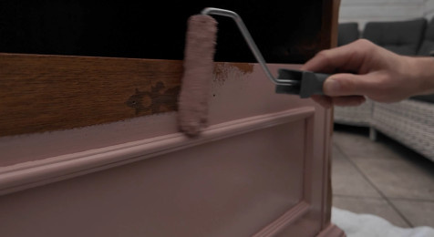 Flexa grondlak aanbrengen op een eikenhouten kast met kwast en roller