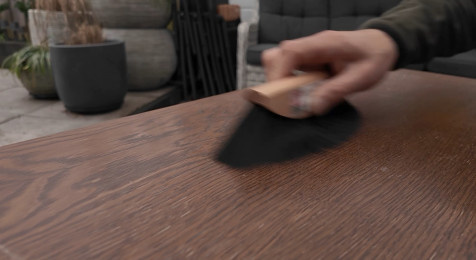 Geschuurde kast stofvrij maken en handvatten verwijderen