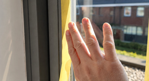 Afplaktape stevig aandrukken om verf onder de tape te voorkomen