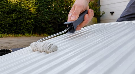 Radiator dun en gelijkmatig lakken met een kleine lakroller