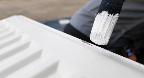 Kale metaal- en roestplekken op een radiator plaatselijk gronden