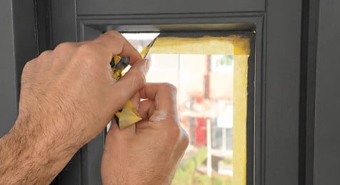 Afplaktape verwijderen terwijl de lak op het badkamerkozijn nog licht nat is