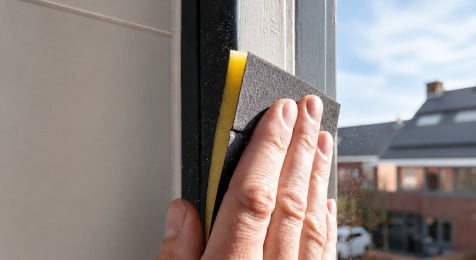 Badkamerkozijn controleren, schuren, beglazingskit herstellen en plamuren