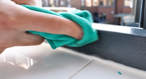 Houten badkamerkozijn ontvetten voordat het wordt geschuurd en geschilderd