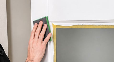 Gegronde binnendeur licht opschuren voordat de laklaag wordt aangebracht