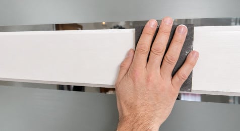Deur schuren met een fijne schuurspons en daarna stofvrij maken