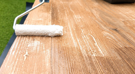 Hout behandelen met een dekkende beits in een kleur