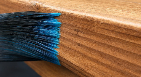 Nieuw onbehandeld hout voorbereiden voordat het wordt geschilderd