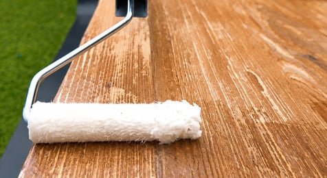 Transparante beits aanbrengen op hout met roller en kwast