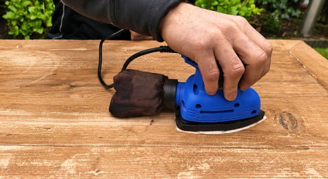 Hout schuren voor het aanbrengen van transparante beits