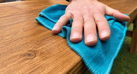 Houten buitenbank reinigen en ontvetten voordat je gaat beitsen