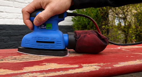 Tuinbank schuren met schuurmachine en korrel 80
