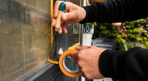Schuurdeur afplakken en vloer beschermen voor het beitsen