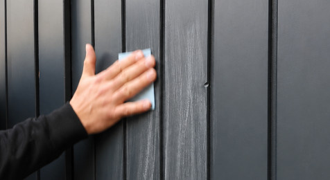 Tuinhuis schuren voor beitsen met handschuurpapier