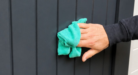Houten deur ontvetten voor schilderen of beitsen