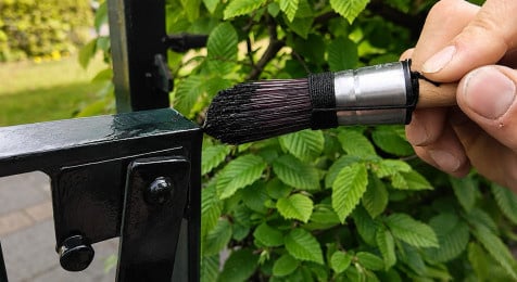 Prime kale plekken met roestwerende primer bij metaal verven