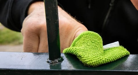 Maak schoon en ontvet het metaal bij metaal verven