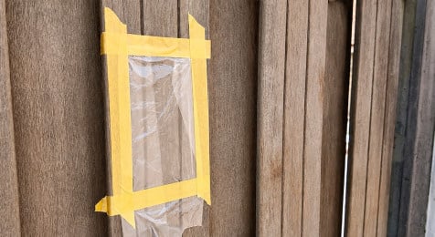 Controleren of een houten schutting droog genoeg is om te beitsen