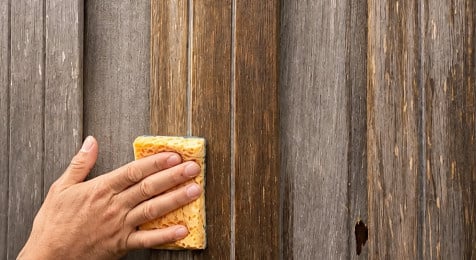 Houten schutting reinigen en ontvetten voor het beitsen